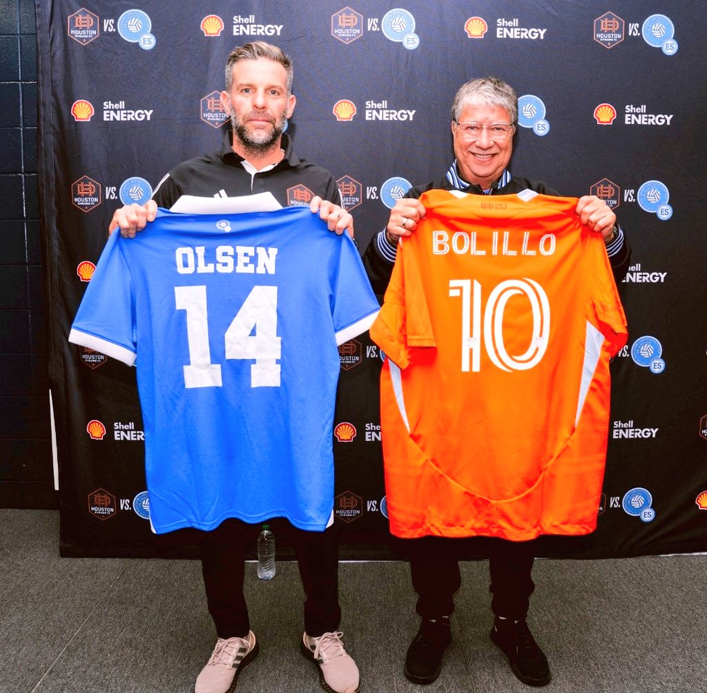Ben Olsen, entrenador del Houston Dynamo junto a Bolillo Gómez, DT de El Salvador. Fesfut